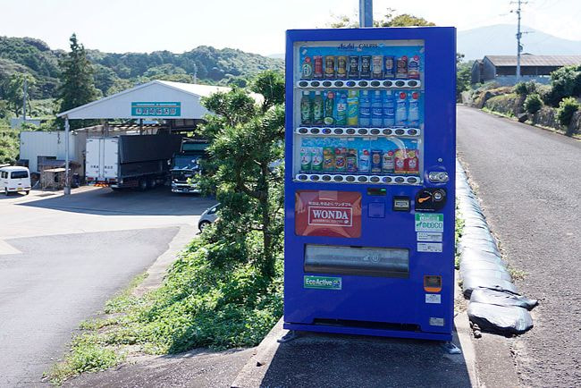 青い自動販売機